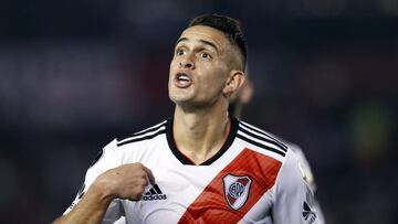 Rafael Santos Borré celebra su anotación ante Independiente de Avellaneda