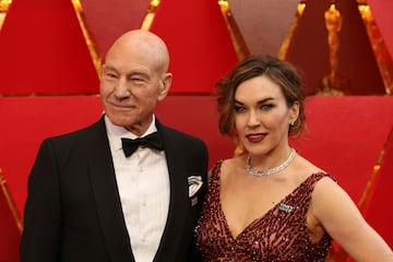 La historia de Patrick Stewart y Sunny Ozell comenzó en 2008, cuando se conocieron en un restaurante de Nueva York. Sunny trabajaba como camarera en ese momento, y Patrick estaba en la ciudad protagonizando una obra de teatro. Su conexión fue inmediata, y tras varios años de relación, se casaron en 2013.
Sunny Ozell es una cantante y compositora de jazz, originaria de Nevada, EE.UU.. Ha lanzado varios álbumes y ha construido una carrera musical independiente. Patrick, por su parte, ha hablado en varias ocasiones sobre lo especial que es su relación con Sunny, destacando su inteligencia y talento.
A pesar de la diferencia de edad de 38 años, han demostrado ser una pareja estable y feliz. Su boda tuvo un pequeño contratiempo, ya que el actor Ian McKellen, quien ofició la ceremonia, no tenía credenciales válidas en Nevada, por lo que tuvieron que repetir la boda en Los Ángeles.