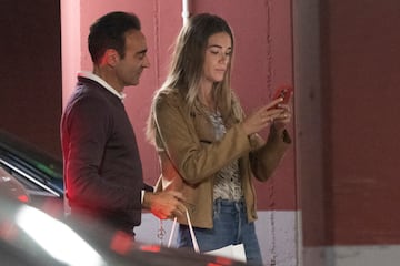 La relación entre Enrique Ponce y Ana Soria comenzó en 2020, poco después de que el torero anunciara su separación de Paloma Cuevas, con quien estuvo casado durante 24 años. Su romance generó gran polémica debido a la diferencia de edad de 26 años entre ellos.
Ana Soria, una joven estudiante de Derecho, conoció a Enrique Ponce a través de Instagram, donde comenzó a seguirlo y expresar su admiración por su trayectoria. Con el tiempo, su relación se hizo pública y ambos compartieron momentos juntos en redes sociales y eventos públicos.
A pesar de las críticas iniciales, han mantenido su relación y han optado por llevarla de manera más privada en los últimos años. Se ha especulado sobre un posible compromiso o boda en 2025, aunque no hay confirmación oficial.