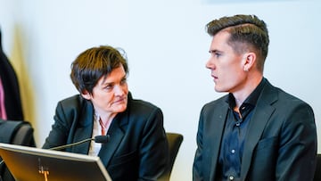 Jakob Ingebrigtsen con su abogada en la declaración contra su padre.