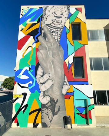 Grafiti creado en junio de 2024 en el IES Luis Carillo de Sotomayor de Baena, Córdoba, que está en la Av. San Carlos de Chile, nº 77. 