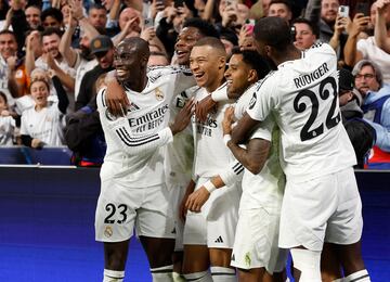 2-0. El nueve del Real Madrid celebra el segundo tanto con sus compañeros.