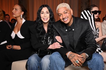 La relación entre Cher y Alexander Edwards comenzó en 2022, cuando se conocieron en la Semana de la Moda de París. A pesar de la diferencia de edad de 40 años, han mantenido una relación estable y han demostrado que no les afectan las críticas.
Alexander Edwards es un productor musical conocido en la industria del rap y ha trabajado con artistas como Tyga y YG. Antes de su relación con Cher, tuvo una relación con Amber Rose, con quien tiene un hijo.
Aunque enfrentaron una breve separación en 2023, la pareja se reconcilió y ha seguido apareciendo junta en eventos públicos. Cher ha hablado abiertamente sobre su felicidad con Alexander, asegurando que la edad no es un factor importante en su relación.