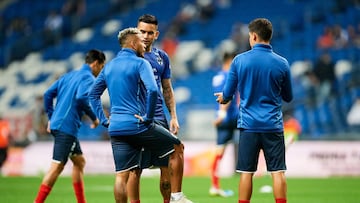 Jugadores de Rayados durante un calentamiento