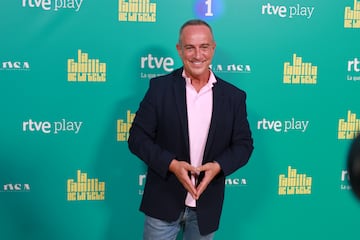 Presentador, colaborador, cantante, concursante de realities... El siempre polifacético Víctor Sandoval llega a 'La familia de la tele' dispuesto a ofrecer su mejor show. También los fines de semana en 'D Corazón'.