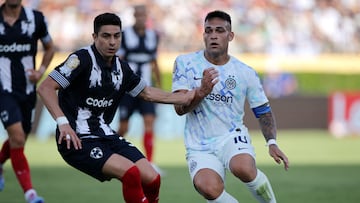 Soccer Football - FIFA Club World Cup - Group E - CF Monterrey v Inter Milan - Rose Bowl Stadium, Pasadena, California, U.S. - June 17, 2025 Monterrey's Stefan Medina in action with Inter Milan's Lautaro Martinez REUTERS/Daniel Cole