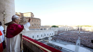 Robert Prevost saluda a los fieles tras ser elegido Papa.