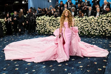 Shakira posa en la alfombra roja de la MET Gala 2025.