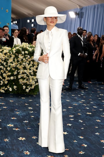 Zendaya posa en la alfombra roja de la MET Gala 2025.