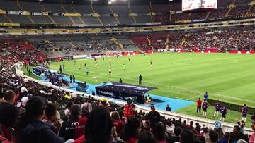 Un joven le narra a su padre ciego el partido de Atlas vs Puebla por medio de señas con las manos.