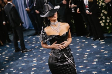 Kim Kardashian posa en la alfombra roja de la MET Gala 2025.
