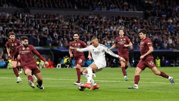 2-0. Jugadón del equipo de Ancelotti. Vinicius conecta con Rodrygo que asiste, con un caño a Khusanov, para el nueve del Real Madrid. El francés controla, recorta a Gvardiol y bate a Emerson con un derechazo.
