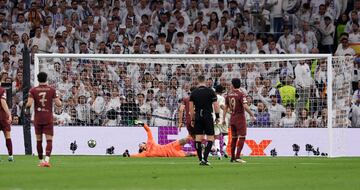 3-0. El nueve del Real Madrid encara a su marcador al borde del área, se va y con la izquierda, lanza un disparo raso, al palo largo de Emerson, para anotar el tercero en su cuenta goleadora.
