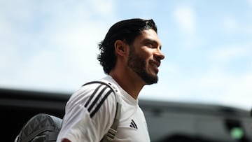 Soccer Football - Premier League - Fulham v Chelsea - Craven Cottage, London, Britain - April 20, 2025 Fulham's Raul Jimenez arrives before the match REUTERS/Hannah Mckay EDITORIAL USE ONLY. NO USE WITH UNAUTHORIZED AUDIO, VIDEO, DATA, FIXTURE LISTS, CLUB/LEAGUE LOGOS OR 'LIVE' SERVICES. ONLINE IN-MATCH USE LIMITED TO 120 IMAGES, NO VIDEO EMULATION. NO USE IN BETTING, GAMES OR SINGLE CLUB/LEAGUE/PLAYER PUBLICATIONS. PLEASE CONTACT YOUR ACCOUNT REPRESENTATIVE FOR FURTHER DETAILS..