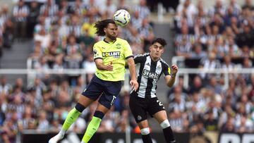 Soccer Football - Premier League - Newcastle United v Southampton - St James' Park, Newcastle, Britain - August 17, 2024 Southampton's Ben Brereton Diaz in action with Newcastle United's Tino Livramento Action Images via Reuters/Lee Smith EDITORIAL USE ONLY. NO USE WITH UNAUTHORIZED AUDIO, VIDEO, DATA, FIXTURE LISTS, CLUB/LEAGUE LOGOS OR 'LIVE' SERVICES. ONLINE IN-MATCH USE LIMITED TO 120 IMAGES, NO VIDEO EMULATION. NO USE IN BETTING, GAMES OR SINGLE CLUB/LEAGUE/PLAYER PUBLICATIONS. PLEASE CONTACT YOUR ACCOUNT REPRESENTATIVE FOR FURTHER DETAILS..