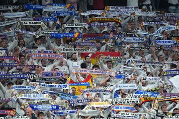 Aficionados del Real Madrid en el estadio Santiago Bernabéu.
