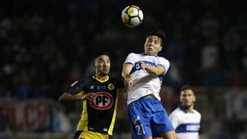Futbol, San Luis vs Universidad Catolica.
Undecima fecha, campeonato nacional 2018.
El jugador de Universidad Catolica Raimundo Rebolledo, derecha, disputa el balon con Carlos Escobar de San Luis durante el partido de primera division en el estadio Luci
