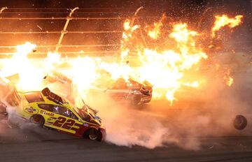 DAYTONA BEACH, FLORIDA - 14 DE FEBRERO: Joey Logano, conductor del Ford #22 Shell Pennzoil, y Cole Custer, conductor del Ford #41 HaasTooling.com, se ven involucrados en un incidente en pista durante la 63ª edición de la Daytona 500 de la NASCAR Cup Series en el Daytona International Speedway el 14 de febrero de 2021 en Daytona Beach, Florida.