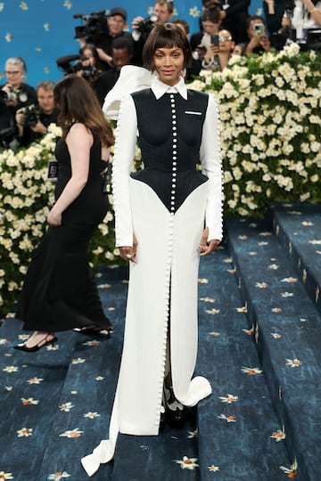 Zoe Saldaña posa en la alfombra roja de la MET Gala 2025.