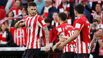 BILBAO, 11/05/2025.- Los jugadores del Athletic Club celebran el primer gol de su equipo durante el encuentro correspondiente a la jornada 35 de Laliga EA Sports que disputan hoy domingo Athletic Club y Alavés en el estadio de San Mamés, en Bilbao. EFE / Miguel Toña.