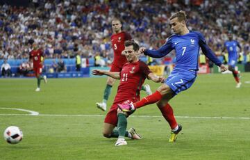 En el juego y sin 'CR7' por lesión, parecía que todo se pintaría de azul pero los rojos sacaron la casta y con gol de Éder en tiempo extra emulaban lo ocurrido en el 2004 con Grecia, precisamente frente a los portugueses quienes eran los organizadores del torneo en aquel entonces.
