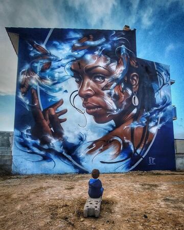 Este trabajo fue creado para la 1ª edición del festival EfiMurs. Fue creado en junio de 2024 y está situado en Carrer Barceloneta, nº 30, L'Ametlla de Mar, Tarragona.