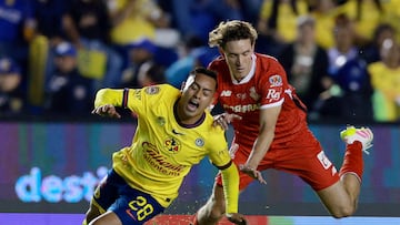 Soccer Football - Liga MX - Final - First leg - America v Toluca - Estadio Ciudad de los Deportes, Mexico City, Mexico - May 22, 2025 America's Erick Sanchez in action with Toluca's Marcel Ruiz REUTERS/Henry Romero