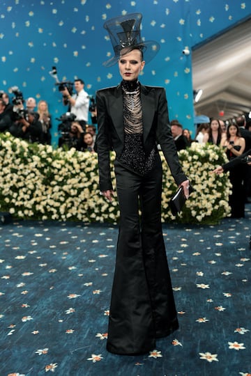 Jordan Roth, posando a su llegada a la MET Gala 2025.