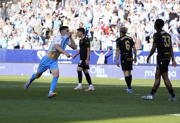 Chupete festeja su gol.