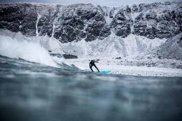 La nieve, la baja temperatura del agua... Nada detiene a estos surfistas que una temporada más disfrutan de la islas noruegas de Lofoten, en pleno Círculo Ártico.