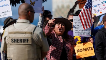 Los inmigrantes indocumentados que no se registren ante el DHS ni porten su comprobante de registro pueden enfrentar cargos penales.