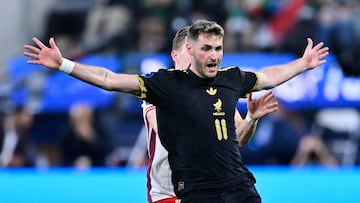 Alistair Johnston (R) of Canada and Santiago Gimenez (R) of Mexico during the Semifinal match between Canada and Mexican National Team (Mexico) as part Final Four of the Concacaf Nations League 2024-2025 at SoFi Stadium on March 20, 2025 in Inglewood, Los Angeles, California, United States.