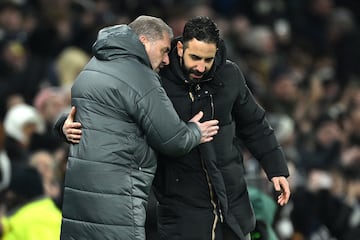Ange Postecoglou y Ruben Amorim, técnicos de Tottenham y Manchester United, se saludan antes de un partido.