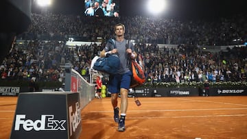 Andy Murray abandona la pista del Foro Itálico tras caer ante Fabio Fognini en segunda doran del Internazionali BNL de Italia 2017.