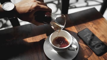 Deja 12 euros de propina y pide un café: lo que hace el camarero después aviva el gran debate