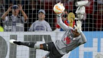 Momento de la atajada de Róbinson Zapata a Bogado en el primer cobro de Huracán en los penales de la final.