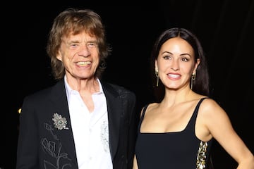 Mick Jagger y Melanie Hamrick han estado juntos desde 2014, cuando se conocieron en una gira de los Rolling Stones en Japón. Melanie, una exbailarina del American Ballet Theatre, y Mick, el legendario líder de los Rolling Stones, han mantenido una relación estable a pesar de la diferencia de edad de 43 años.
En 2016, dieron la bienvenida a su hijo, Deveraux Octavian Basil Jagger. A lo largo de los años, han trabajado juntos en proyectos como el ballet Porte Rouge, que combinó la coreografía de Melanie con la música de los Rolling Stones.
Aunque llevan comprometidos desde hace dos o tres años, Melanie ha mencionado en entrevistas que no tienen prisa por casarse, ya que son felices con su vida actual. La pareja ha demostrado que su relación se basa en el apoyo mutuo y la felicidad cotidiana.