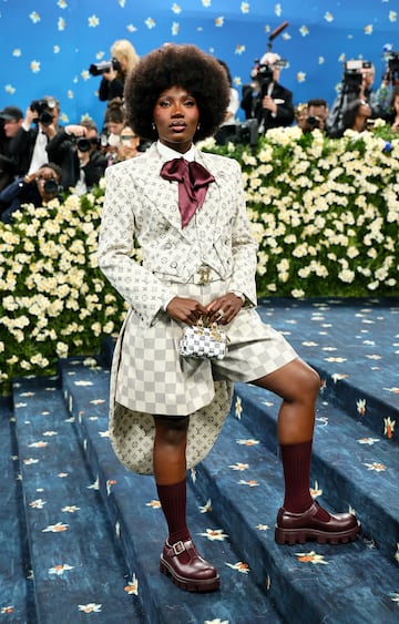 Doechii posa en la alfombra roja de la MET Gala 2025.