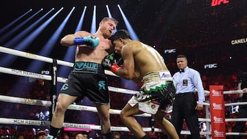 LAS VEGAS, NEVADA - MAY 04: Canelo Alvarez lands a shot to knock down Jaime Munguia in their super middleweight championship title fight at T-Mobile Arena on May 04, 2024 in Las Vegas, Nevada. Christian Petersen/Getty Images/AFP (Photo by Christian Petersen / GETTY IMAGES NORTH AMERICA / Getty Images via AFP)