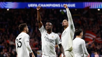 Soccer Football - Champions League - Round of 16 - Second Leg - Atletico Madrid v Real Madrid - Metropolitano, Madrid, Spain - March 12, 2025 Real Madrid's Vinicius Junior and Jude Bellingham celebrate after the match REUTERS/Juan Medina