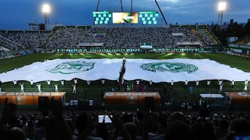 Las banderas del Atlético Nacional y Chapecoense, que se enfrentarían en la final de la Copa Sudamericana, en el campo de la Arena Condá, en Chapecó, antes de la final de la Recopa Sudamericana.