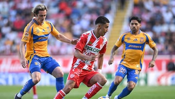 Francisco Sebastian Cordova (L) of Tigres fights for the ball with Johan Rojas (R) of Necaxa during the Quarter-Final first leg match between Necaxa and Tigres UANL as part of the Liga BBVA MX, Torneo Clausura 2025 at Victoria Stadium on May 08, 2025 in Aguascalientes, Mexico.