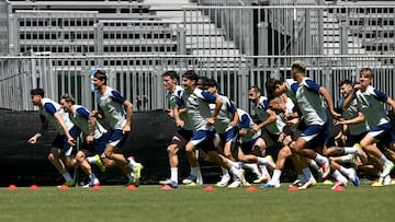 Inter Milan's Italian defender Francesco Acerbi (3-L) and teammates participate during a training session at the Wallis Annenberg Stadium in Los Angeles on June 16, 2025, ahead of the Club World Cup 2025 football match between Mexico's Monterrey and Italy's Inter Milan. (Photo by YURI CORTEZ / AFP)