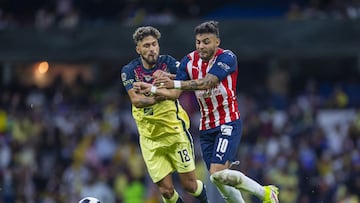Bruno Valdez y Alexis Vega pelean por un balón en el Clásico Nacional