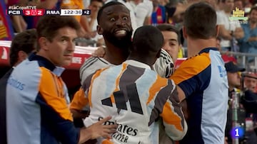 Kroos da la cara por Rüdiger