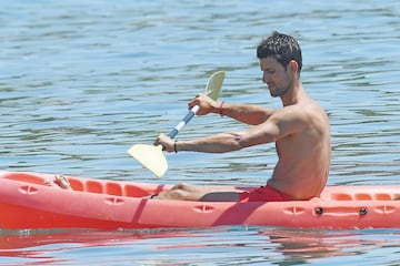 El tenista serbio, ganador del último Wimbledon, y su mujer Jelena Đoković disfrutan de unos días de descanso en la Costa del Sol española.