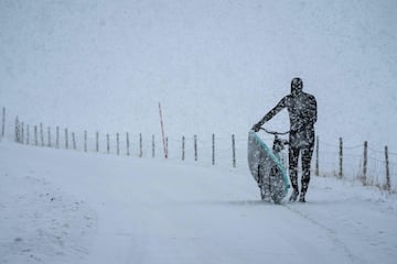 La nieve, la baja temperatura del agua... Nada detiene a estos surfistas que una temporada más disfrutan de la islas noruegas de Lofoten, en pleno Círculo Ártico.