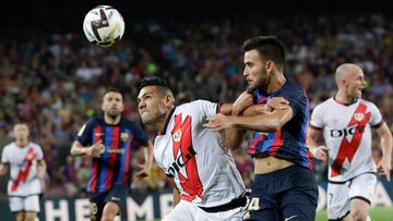 BARCELONA, 13/08/2022.- El delantero colombiano del Rayo Vallecano Radamel Falcao (i) lucha con el defensa del FC Barcelona Eric García, durante el partido correspondiente a la primera jornada de LaLiga que FC Barcelona y Rayo Vallecano disputan hoy sábado en el Camp Nou, en Barcelona. EFE/Quique García
