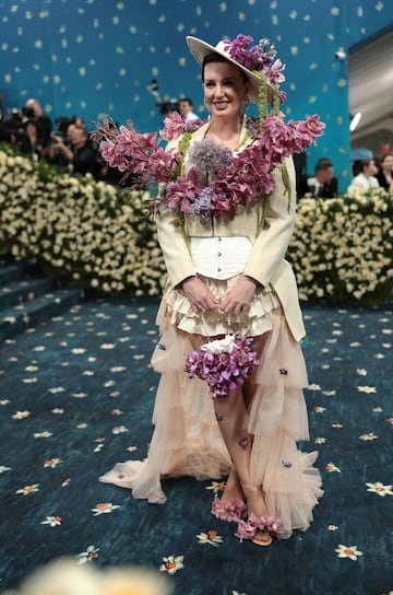 La diseñadora de moda británica Jessica Kayll, posando a su llegada a la MET Gala 2025.