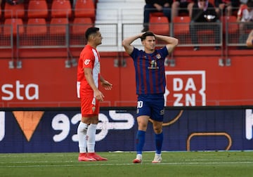 Llabrés se lleva las manos a la cabeza tras fallar el 2-1. A su lado, Kaiky.